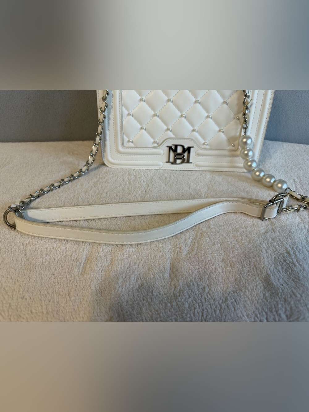 Badgley Mischka Bridal White Letter Lock Quilted & Pearl's Crossbody - Picture 8 of 13